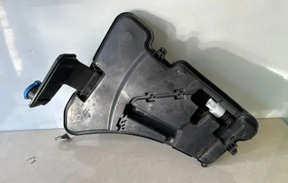 BMW 6 G32 Gran Turismo Windshield washer fluid reservoir/tank 7377035