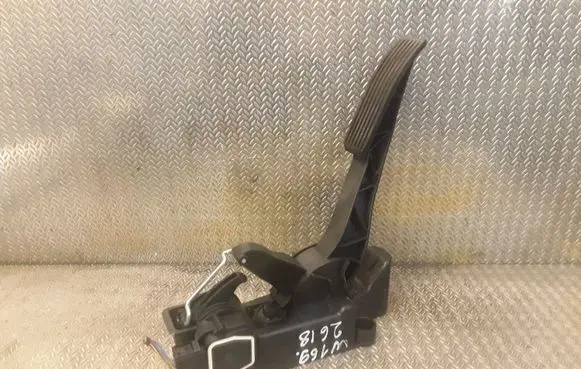 Mercedes-Benz A W169 Accelerator throttle pedal 1693000204 A1693000204