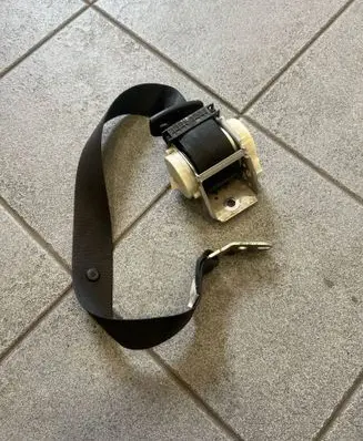 BMW 5 E60 E61 Rear seatbelt 33061262