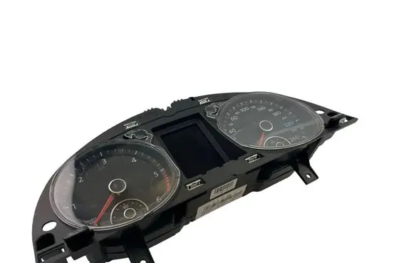 Volkswagen PASSAT B7 Speedometer (instrument cluster) 3AA920870J