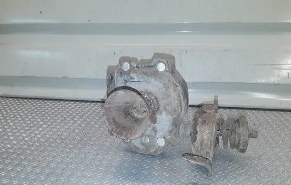 KIA Sorento Spare wheel mounting bracket 