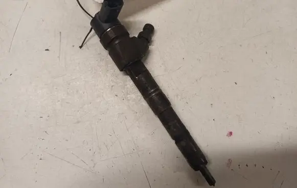 Opel Insignia A Fuel injector 0445110327