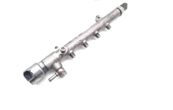 Mercedes-Benz C W204 Fuel main line pipe A6510700495 R9144Z240A