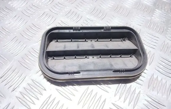 Ford Kuga I Quarter panel pressure vent 