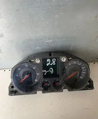 Volkswagen PASSAT B6 Speedometer (instrument cluster) 3C0920871K V000200