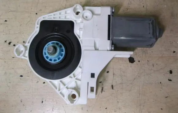 Audi A1 Front door window regulator motor 8K0959801C Z618