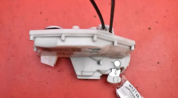 Suzuki Swift II Front door lock 82201-68LA1