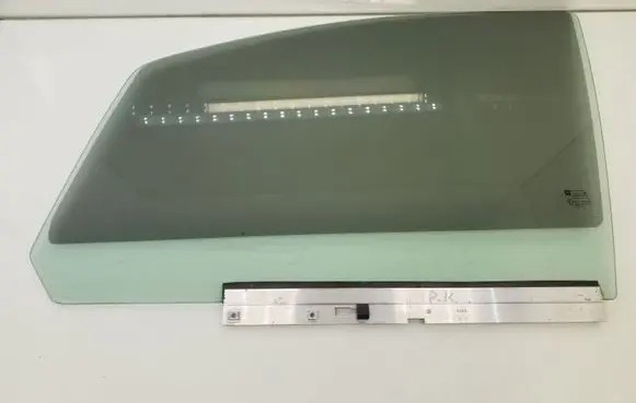 Opel Zafira B Front door window glass four-door 