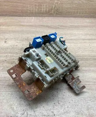 Nissan Almera Tino Fuse module 243504U100 0124012