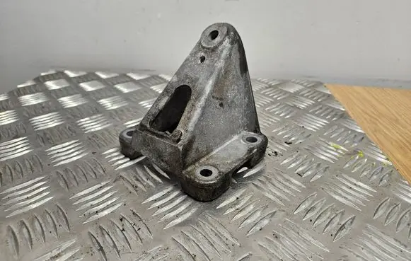 Engine mounting bracket
