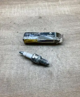 Renault Clio I Spark plug 7700724821 N281YC