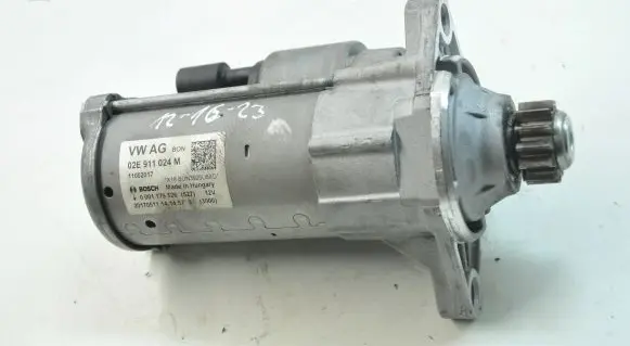 Volkswagen Golf VII Starter motor 02E911024M