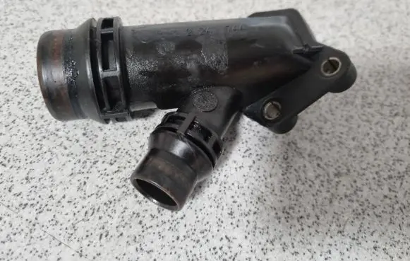 BMW 5 E39 Engine coolant pipe/hose 11122247744