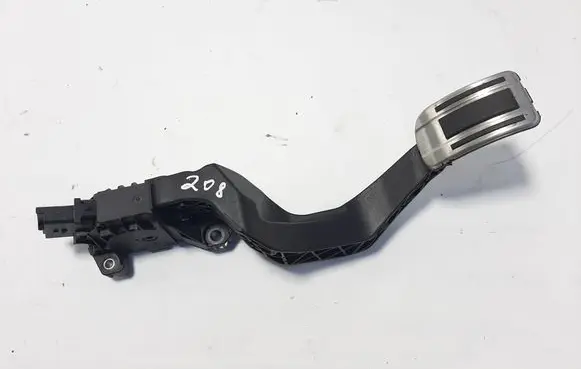 Accelerator throttle pedal