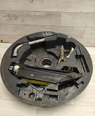 Volkswagen Golf V Tool set 8P0012109