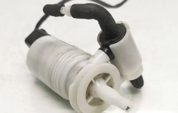 Windshield washer spray nozzle