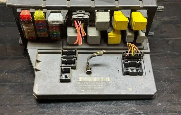 Mercedes-Benz Sprinter W906 Fuse module A9065452601 A9065450601 A9064420500