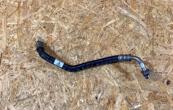 Porsche Macan (95B) Intercooler pipe mounting bracket 95b317825c