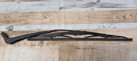 Rear wiper blade arm