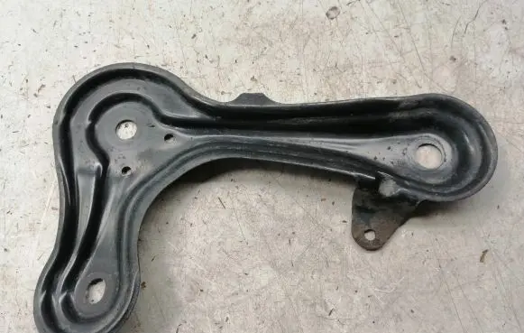 Toyota Avensis T270 Engine mounting bracket 5225705031