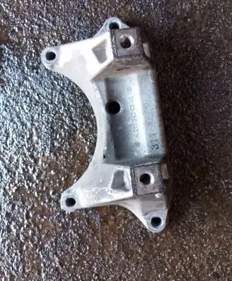 Mercedes-Benz CLS C218 X218 Gearbox mounting bracket A2112420340