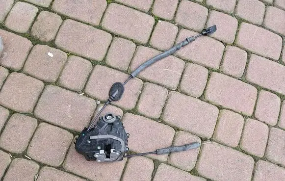Renault Captur II Front door lock 805024067R