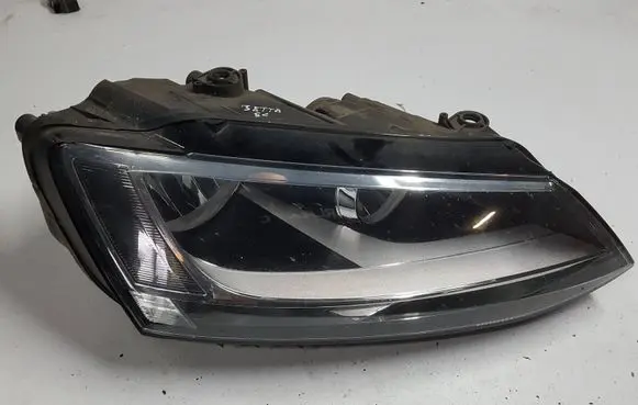 Volkswagen Jetta VI Headlight/headlamp 