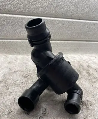 Volkswagen PASSAT B6 Thermostat housing 03L121157