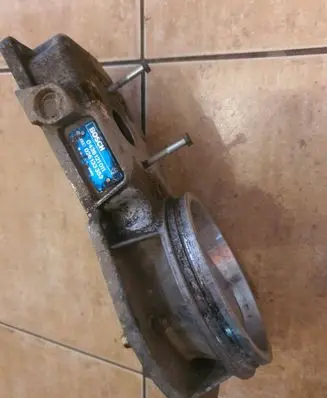 Audi 80 90 S2 B4 Fuel distributor 0438121011 026133353
