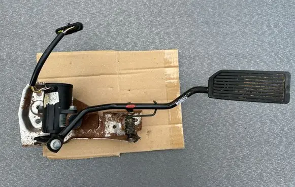 Nissan Terrano Accelerator throttle pedal 180128F200