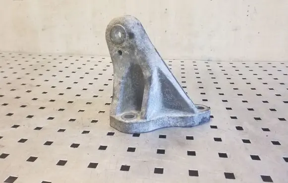 Engine mounting bracket