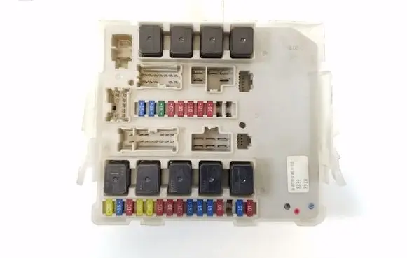 Nissan Pathfinder R51 Fuse module 284B6EB300
