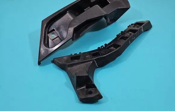Rear bumper mounting bracket