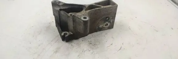 Volvo V70 Engine mounting bracket