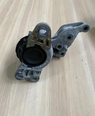 Opel Vivaro Engine mount bracket 112101360R