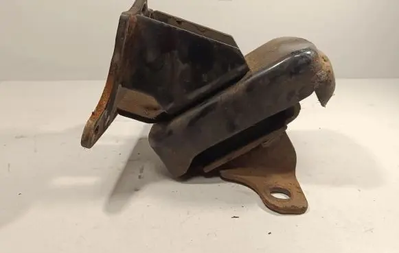 KIA Sorento Engine mount bracket
