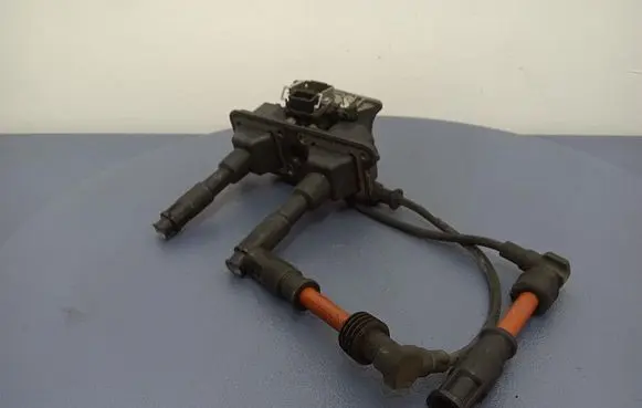 Volkswagen PASSAT B5 High voltage ignition coil 058905105A