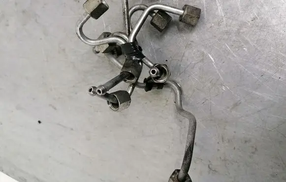 Fuel injector supply line/pipe