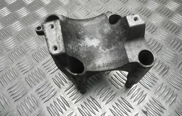Engine mounting bracket