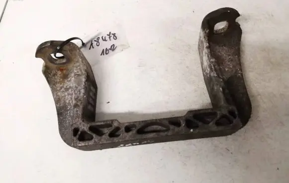 Volvo V50 Engine mounting bracket