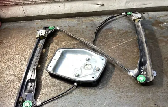Front window lifting mechanism without motor