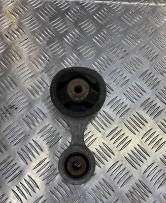Honda CR-V Engine mount bracket