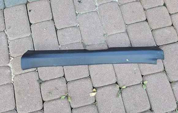Foot area side trim