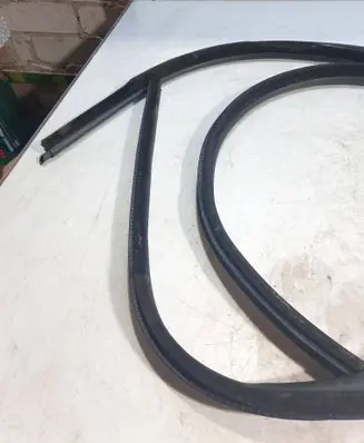BMW 5 E60 E61 Front door rubber seal 7033774