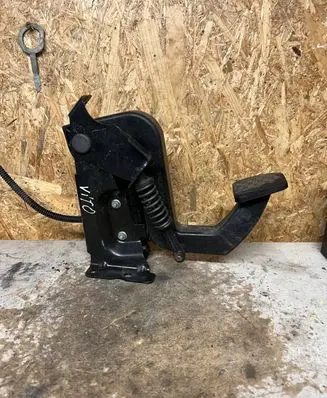 Mercedes-Benz Vito Viano W639 Clutch pedal mounting bracket assembly A6392901201 10422901 04W22ZGS006