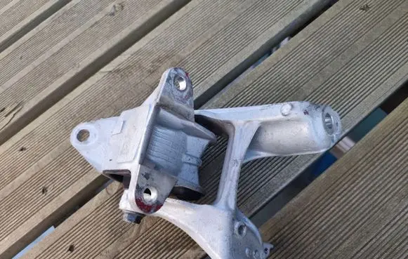Engine mount bracket
