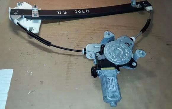 SsangYong Korando Front door window regulator with motor 98820CZ010 001100323260A