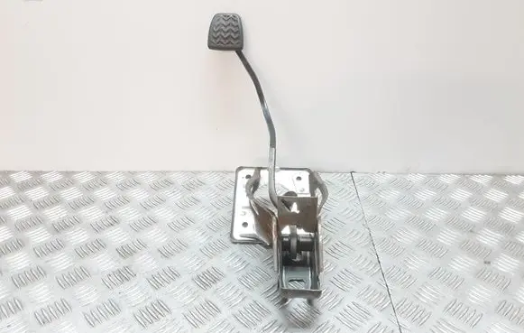 Toyota Avensis T250 Brake pedal
