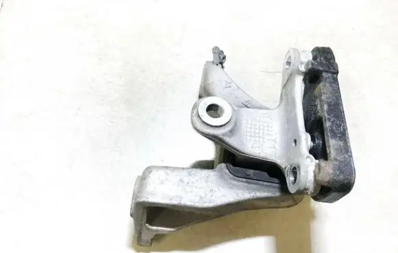 Honda CR-V Engine mount bracket