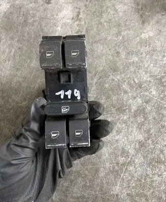Volkswagen Tiguan Electric window control switch 1K4959867